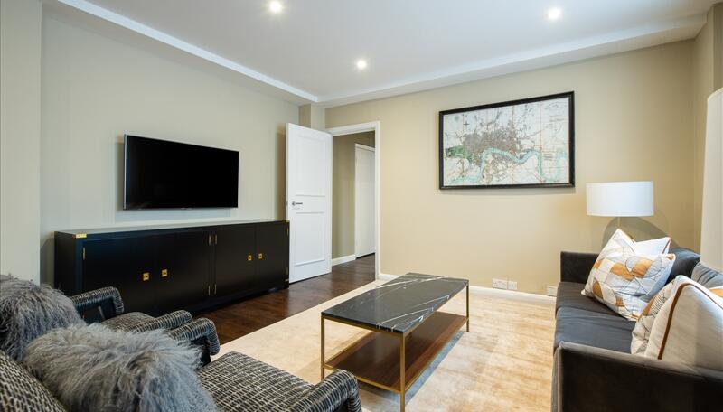 3 bed property in 39 Hill Street, London, London